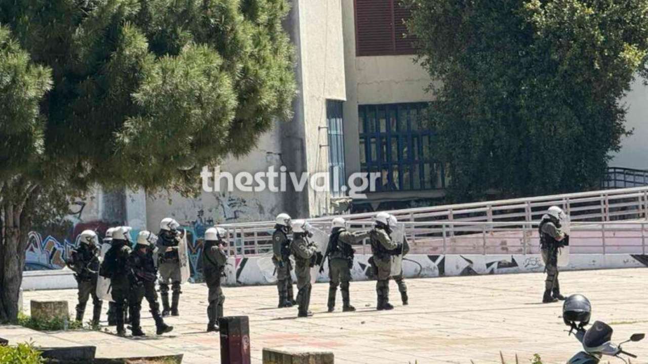ΑΠΘ: Επέμβαση των ΜΑΤ–Έπεσαν χημικά και κρότου λάμψης