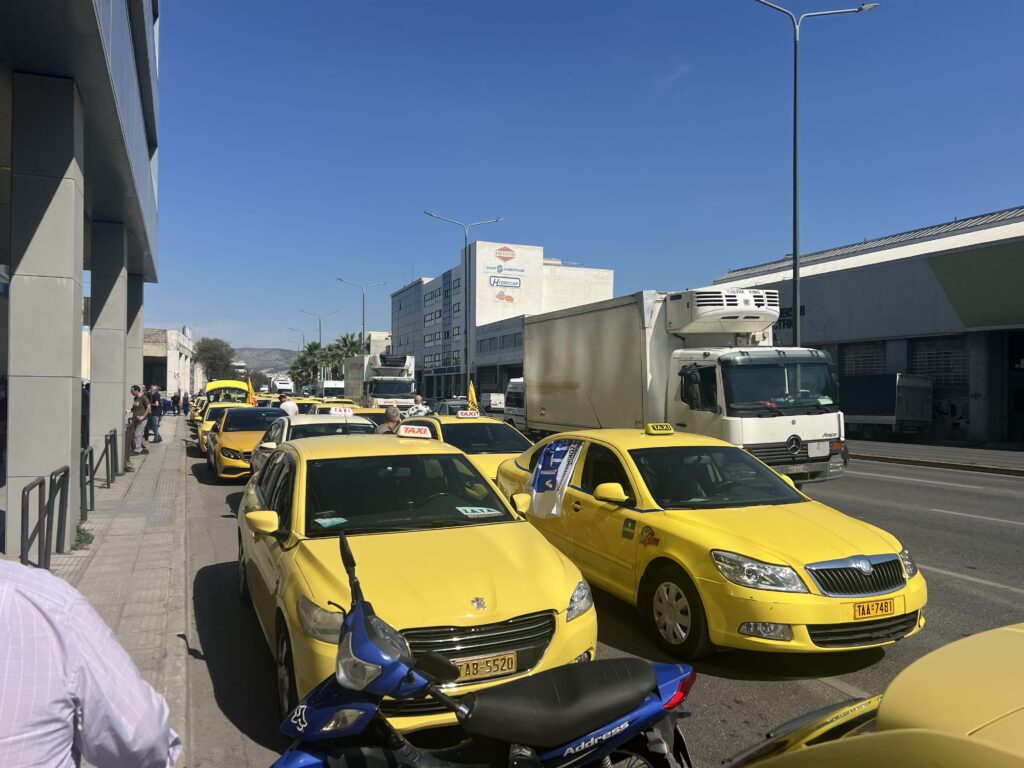 ΑΠΕΡΓΙΑ ΤΑΞΙ: Ξεκίνησε η πορεία προς το υπουργείο μεταφορών (ΕΙΚΟΝΕΣ - ΒΙΝΤΕΟ) 8 ΑΠΕΡΓΙΑ ΤΑΞΙ: Ξεκίνησε η πορεία προς το υπουργείο μεταφορών (ΕΙΚΟΝΕΣ - ΒΙΝΤΕΟ)