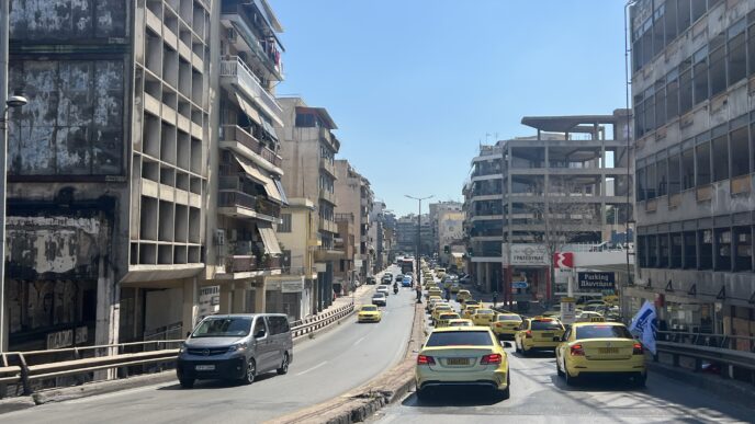 ΑΠΕΡΓΙΑ ΤΑΞΙ: Ξεκίνησε η πορεία προς το υπουργείο μεταφορών (ΕΙΚΟΝΕΣ - ΒΙΝΤΕΟ)