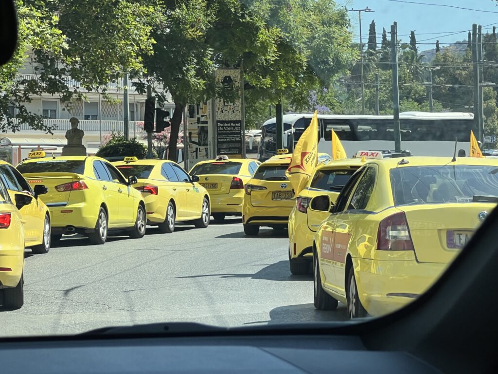 ΑΠΕΡΓΙΑ ΤΑΞΙ: Ξεκίνησε η πορεία προς το υπουργείο μεταφορών (ΕΙΚΟΝΕΣ - ΒΙΝΤΕΟ) 10 ΑΠΕΡΓΙΑ ΤΑΞΙ: Ξεκίνησε η πορεία προς το υπουργείο μεταφορών (ΕΙΚΟΝΕΣ - ΒΙΝΤΕΟ)