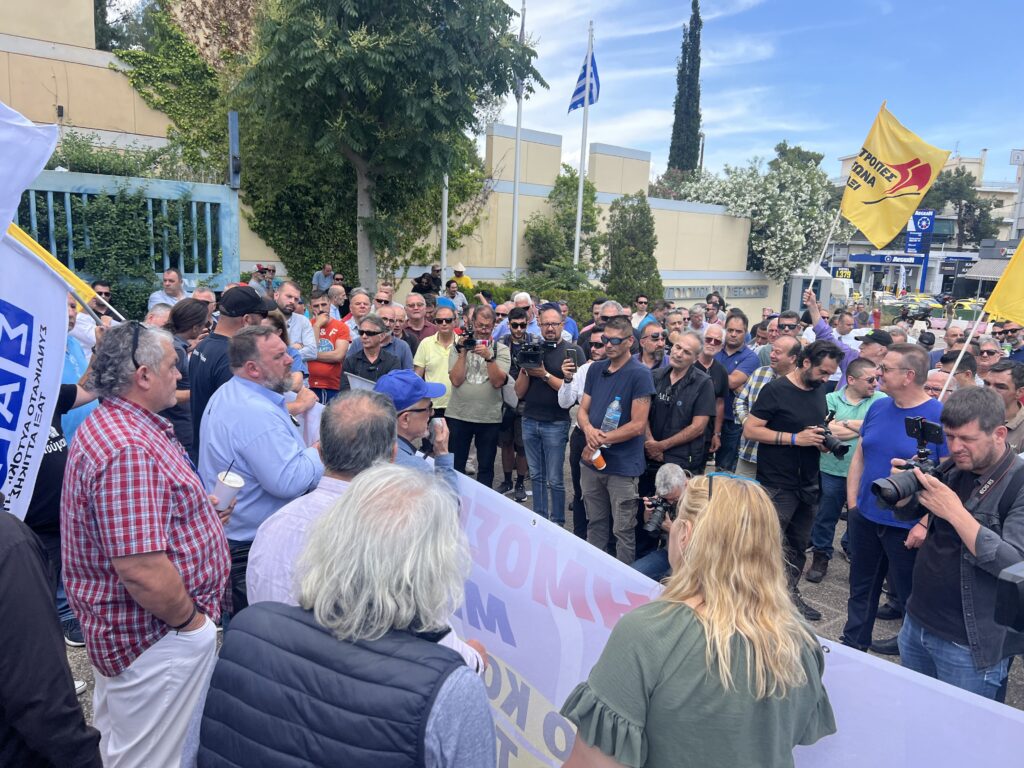 ΑΠΕΡΓΙΑ ΤΑΞΙ: Ξεκίνησε η πορεία προς το υπουργείο μεταφορών (ΕΙΚΟΝΕΣ - ΒΙΝΤΕΟ) 12 ΑΠΕΡΓΙΑ ΤΑΞΙ: Ξεκίνησε η πορεία προς το υπουργείο μεταφορών (ΕΙΚΟΝΕΣ - ΒΙΝΤΕΟ)
