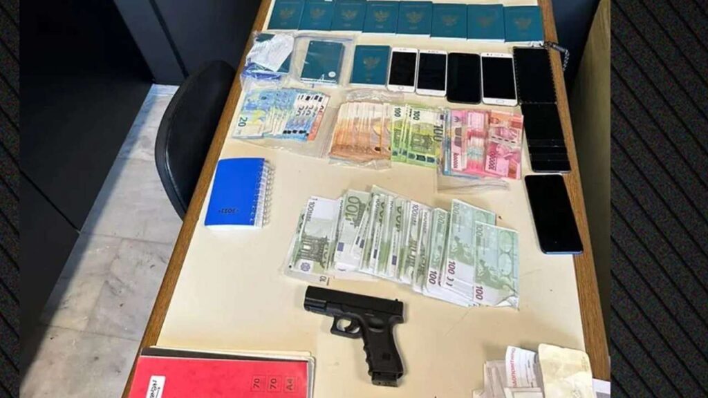 Χανιά: Εξαρθρώθηκε κύκλωμα εμπορίας ανθρώπων-Συνελήφθησαν 3 άτομα 4 Χανιά: Εξαρθρώθηκε κύκλωμα εμπορίας ανθρώπων-Συνελήφθησαν 3 άτομα