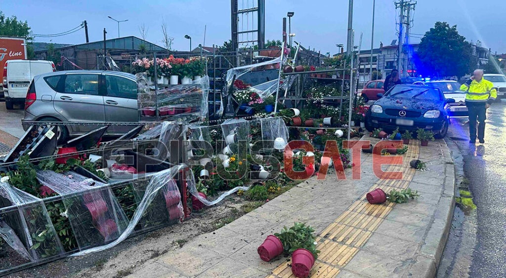 Ιωάννινα: Οδηγός ΙΧ οχήματος καβάλησε πεζοδρόμιο-Μπροστά από ανθοπωλείο 4 Ιωάννινα: Οδηγός ΙΧ οχήματος καβάλησε πεζοδρόμιο-Μπροστά από ανθοπωλείο