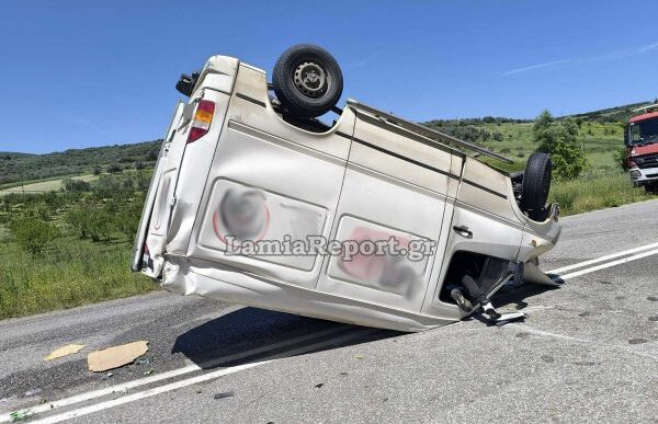 Ανατροπή βαν στην Αταλάντη: Δύο τραυματίες σε τροχαίο