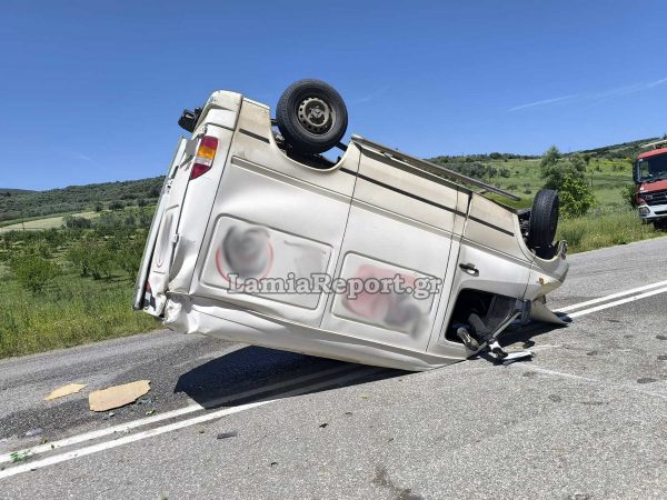 Ανατροπή βαν στην Αταλάντη: Δύο τραυματίες σε τροχαίο