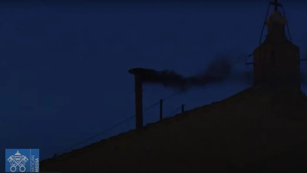 Μαύρος καπνός από το Βατικανό
