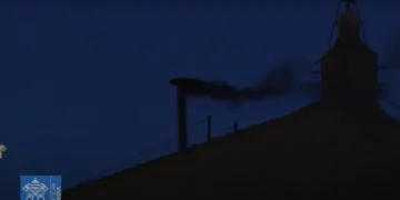 Μαύρος καπνός από το Βατικανό