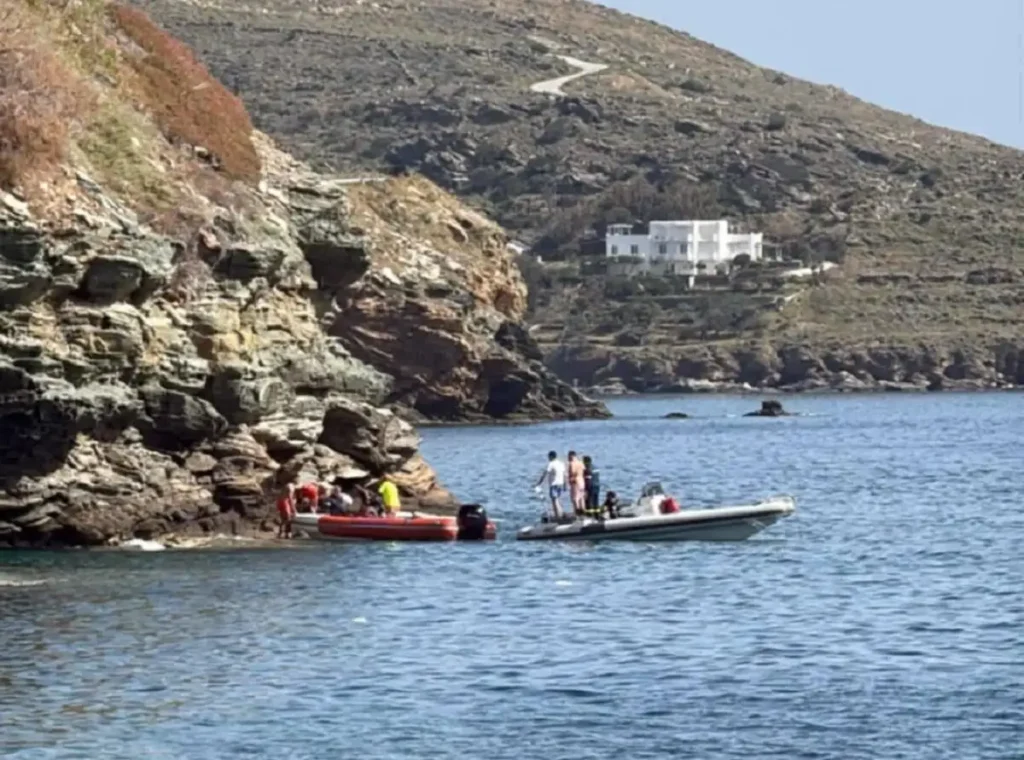 Τραγωδία στην Άνδρο: Ηλικιωμένη οδηγός έπεσε με αυτοκίνητο στη θάλασσα 4 Άνδρο: Ηλικιωμένη οδηγός έπεσε με αυτοκίνητο στη θάλασσα