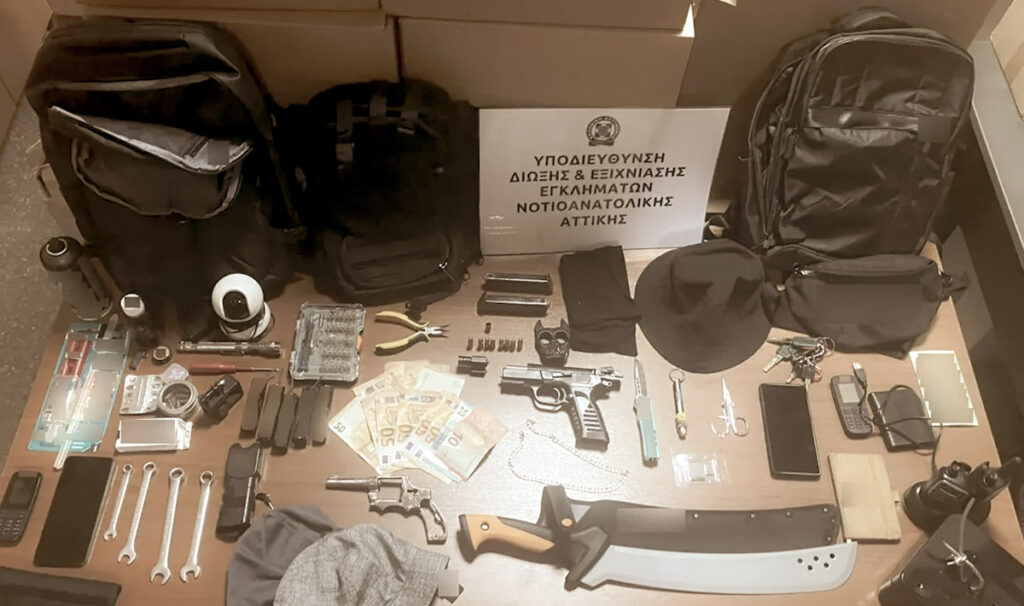 Συνελήφθη 26χρονος για κλοπές χρηματοκιβωτίων στη Γλυφάδα – Βαρύ οπλοστάσιο και ναρκωτικά στα σπίτια 4 Συνελήφθη 26χρονος για κλοπές χρηματοκιβωτίων στη Γλυφάδα