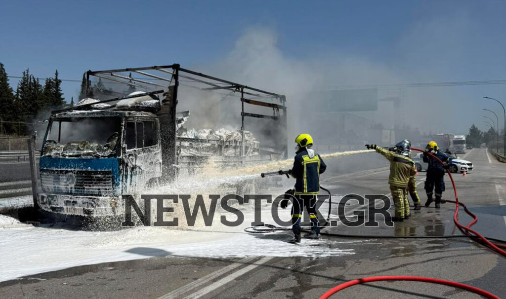 Φορτηγό "λαμπάδιασε" στον παράδρομο της Εθνικής οδού (ΦΩΤΟ) 4 Φορτηγό "λαμπάδιασε" στον παράδρομο της Εθνικής οδού (ΦΩΤΟ)
