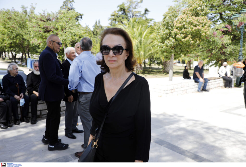 Το «τελευταίο αντίο» στον Νίκο Γαλανό με δάκρυα και λευκά τριαντάφυλλα 7 Το «τελευταίο αντίο» στον Νίκο Γαλανό με δάκρυα και λευκά τριαντάφυλλα