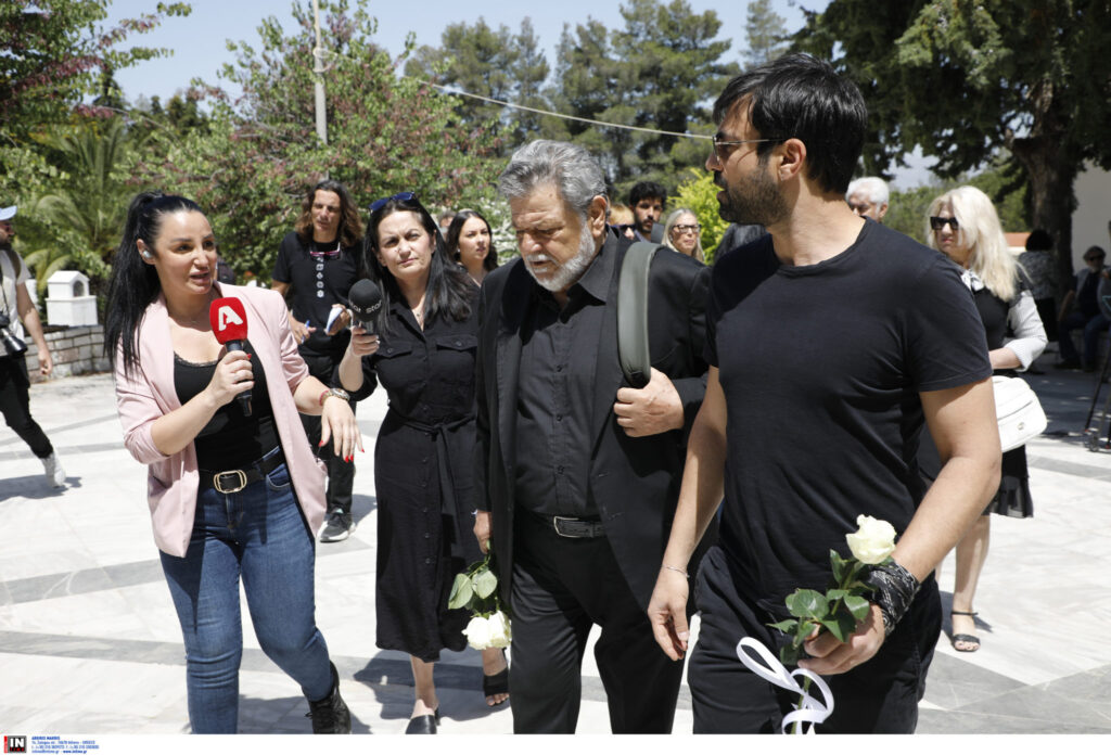 Το «τελευταίο αντίο» στον Νίκο Γαλανό με δάκρυα και λευκά τριαντάφυλλα 6 Το «τελευταίο αντίο» στον Νίκο Γαλανό με δάκρυα και λευκά τριαντάφυλλα