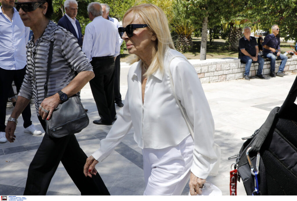 Το «τελευταίο αντίο» στον Νίκο Γαλανό με δάκρυα και λευκά τριαντάφυλλα 8 Το «τελευταίο αντίο» στον Νίκο Γαλανό με δάκρυα και λευκά τριαντάφυλλα