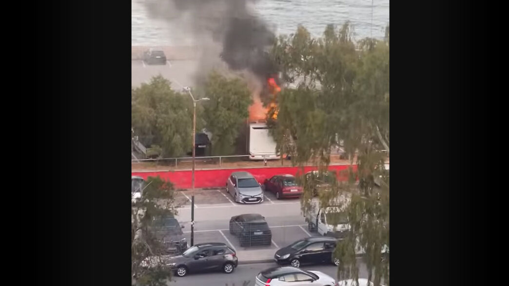 Φωτιά σε τροχόσπιτο σε πάρκινγκ στο Μικρολίμανο – Βίντεο