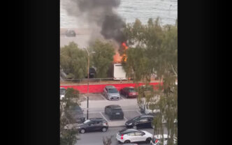 Φωτιά σε τροχόσπιτο σε πάρκινγκ στο Μικρολίμανο – Βίντεο