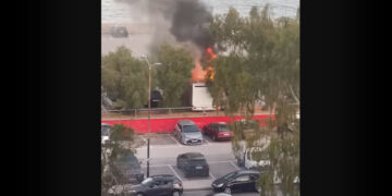 Φωτιά σε τροχόσπιτο σε πάρκινγκ στο Μικρολίμανο – Βίντεο