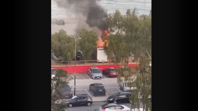 Φωτιά σε τροχόσπιτο σε πάρκινγκ στο Μικρολίμανο – Βίντεο