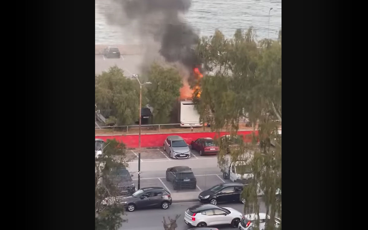 Φωτιά σε τροχόσπιτο σε πάρκινγκ στο Μικρολίμανο – Βίντεο