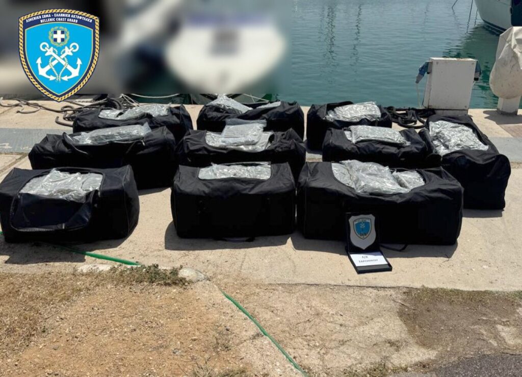 Γλυφάδα: «Φορτωμένο» ταχύπλοο με 195 κιλά κάνναβης 4 Γλυφάδα: «Φορτωμένο» ταχύπλοο με 195 κιλά κάνναβης
