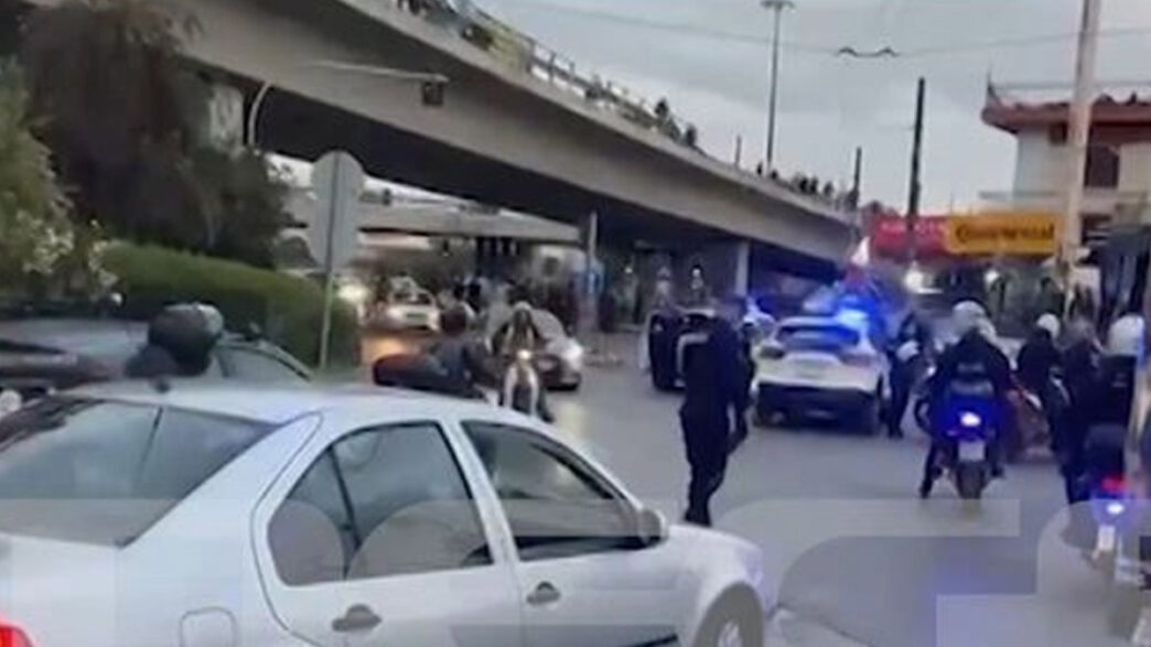 Φορτηγό έπεσε από τη γέφυρα στην Πέτρου Ράλλη