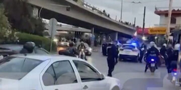 Φορτηγό έπεσε από τη γέφυρα στην Πέτρου Ράλλη