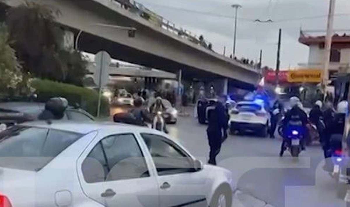 Φορτηγό έπεσε από τη γέφυρα στην Πέτρου Ράλλη