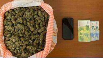 Σύλληψη στη Θεσσαλονίκη: Παρέλαβε δέμα με σχεδόν 1,5 κιλό κάνναβη