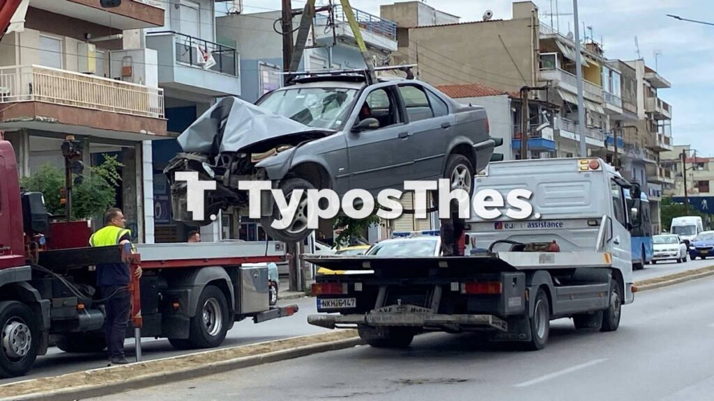 Θεσσαλονίκη: ΙΧ όχημα καρφώθηκε σε κολώνα–5τραυματίες 4 Θεσσαλονίκη: ΙΧ όχημα καρφώθηκε σε κολώνα–5τραυματίες