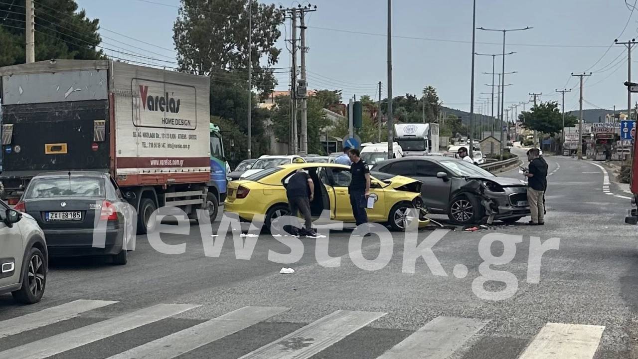 Σύγκρουση δύο ΙΧ στην Παλλήνη