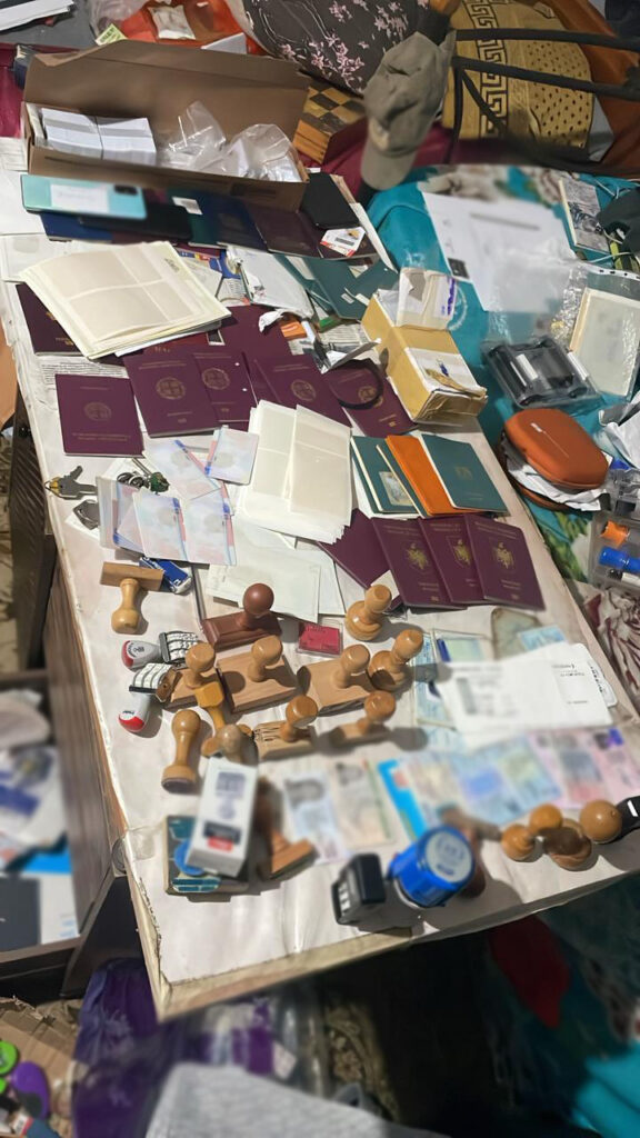 Αθήνα: Συνελήφθησαν 20 άτομα-Εξάρθρωση κυκλώματος διακίνησης μεταναστών[Φωτό]
