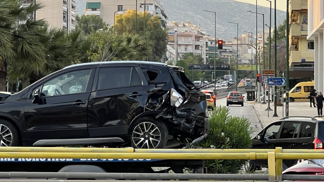 Σοβαρό τροχαίο στη Συγγρού: Δύο Ι.Χ. συγκρούστηκαν με σφοδρότητα