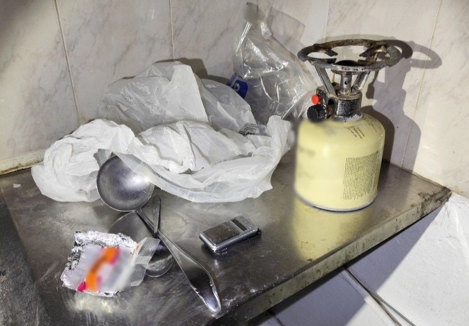 Αγία Βαρβάρα: Εξαρθρώθηκε συμμορία που πωλούσε crack από «σούπερ μάρκετ» ναρκωτικών (ΦΩΤΟ) 8 Αγία Βαρβάρα: Εξαρθρώθηκε συμμορία που πωλούσε crack από «σούπερ μάρκετ» ναρκωτικών