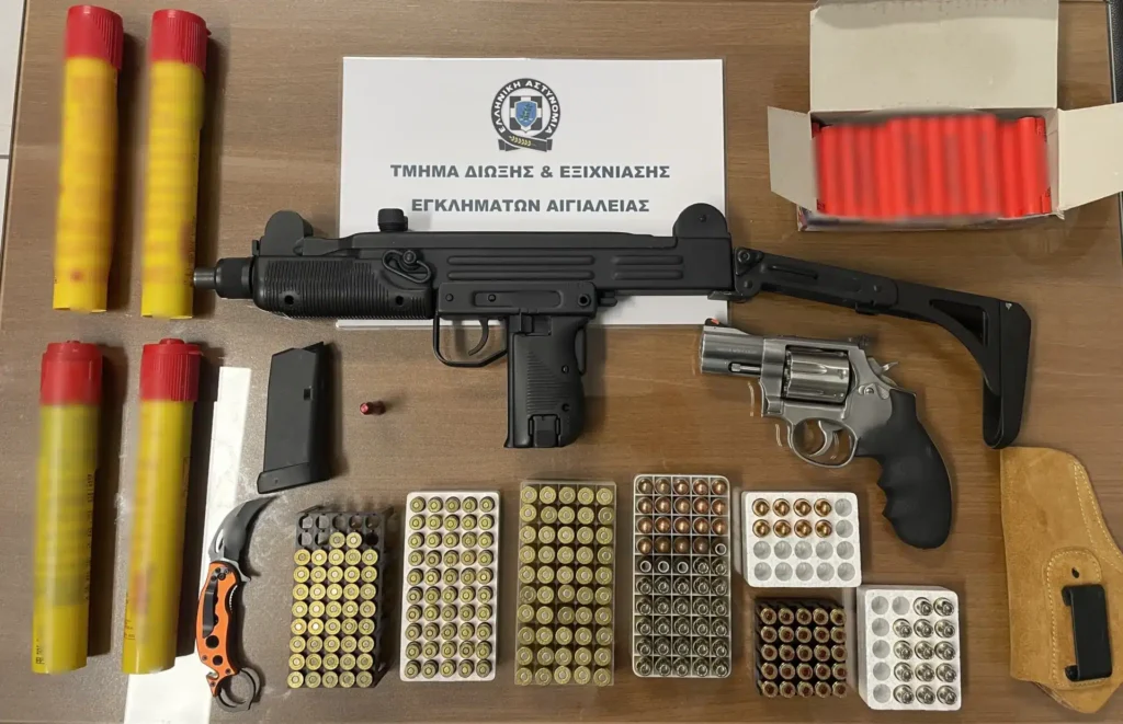 Αιγιαλεία: Συνελήφθη άνδρας για κατοχή υποπολυβόλου UZI και όπλα 5 Αιγιαλεία: Συνελήφθη άνδρας για κατοχή υποπολυβόλου UZI και όπλα