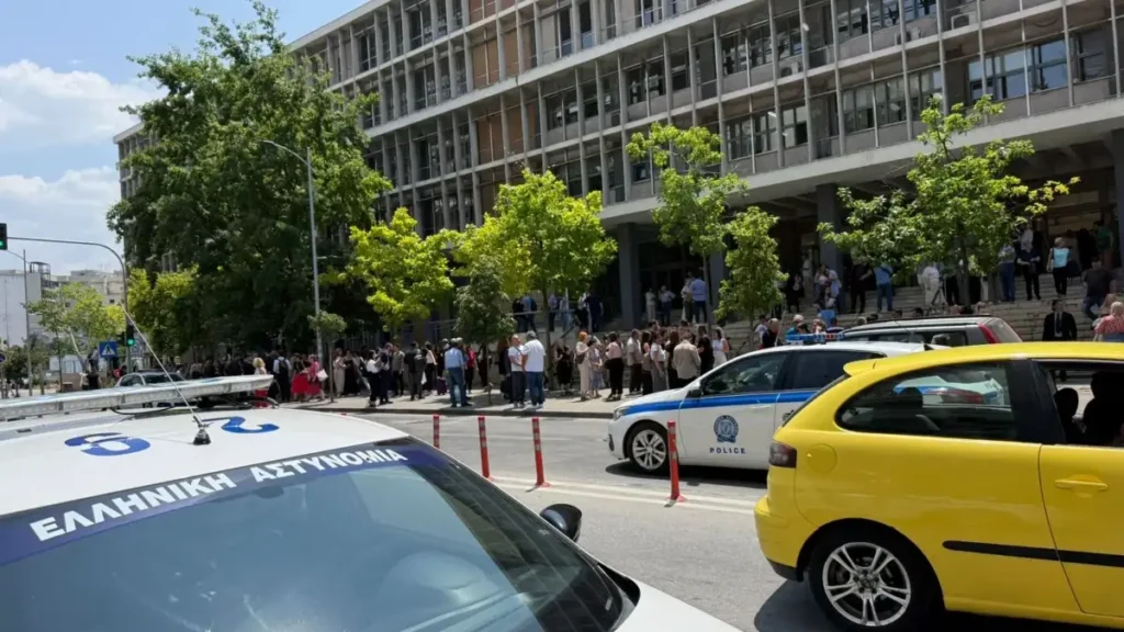 Δικαστικό Μέγαρο Θεσσαλονίκης: Φάρσα το τηλεφώνημα για βόμβα-Κλιμάκιο του ΤΕΕΜ[Εικόνες]
