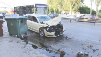 Τραγωδία στην Ποσειδώνος: Δημοτική υπάλληλος νεκρή σε σύγκρουση ταξί με απορριμματοφόρο