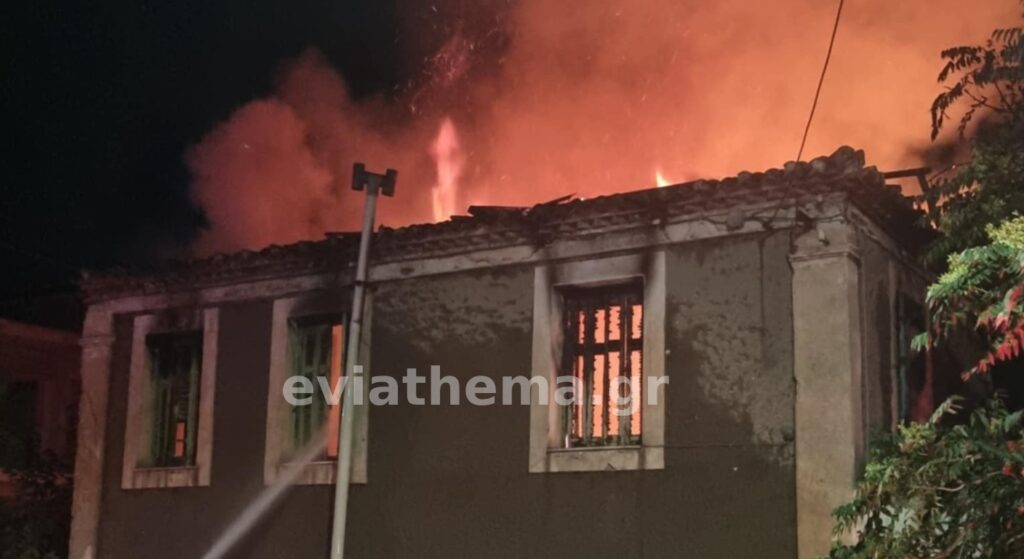 Χαλκίδα: Φωτιά σε εγκαταλελειμμένο σπίτι-Φωτό 5 Χαλκίδα: Φωτιά σε εγκαταλελειμμένο σπίτι-Φωτό