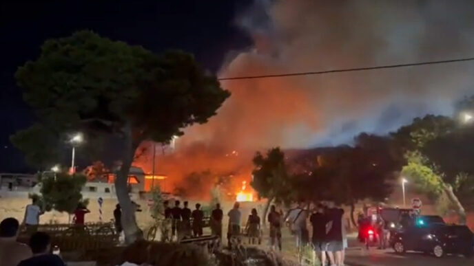 φωτιά σε χώρο με σκάφη στη Γλυφάδα