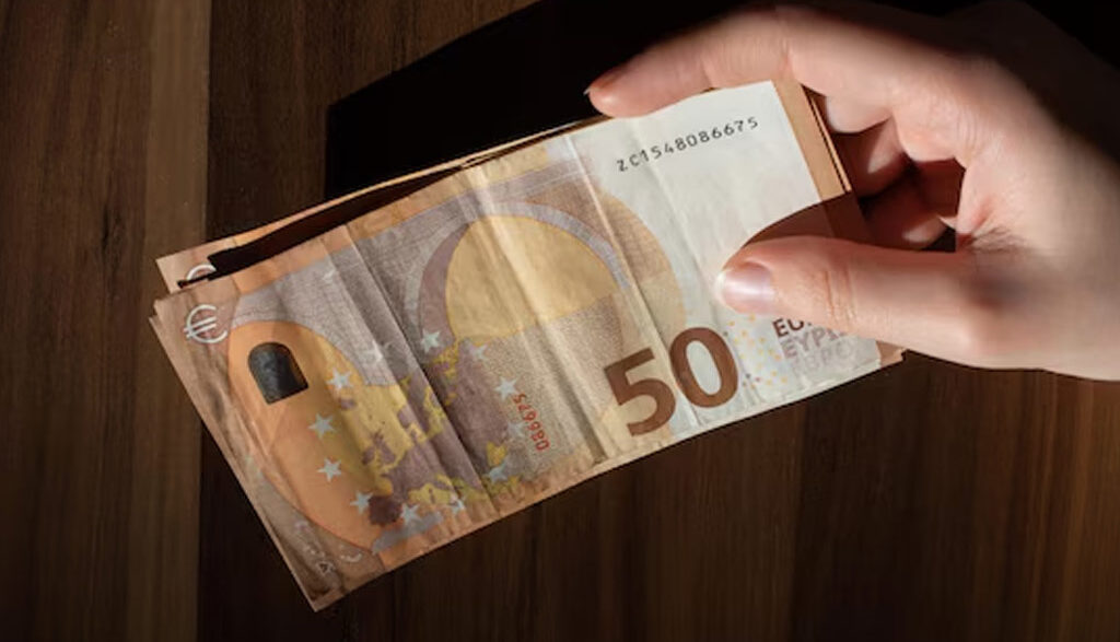 Πώς σύμβουλος σχολείων υπεξαίρεσε 400.000€ που προορίζονταν για τους μαθητές