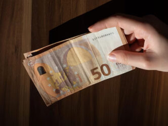 Πώς σύμβουλος σχολείων υπεξαίρεσε 400.000€ που προορίζονταν για τους μαθητές