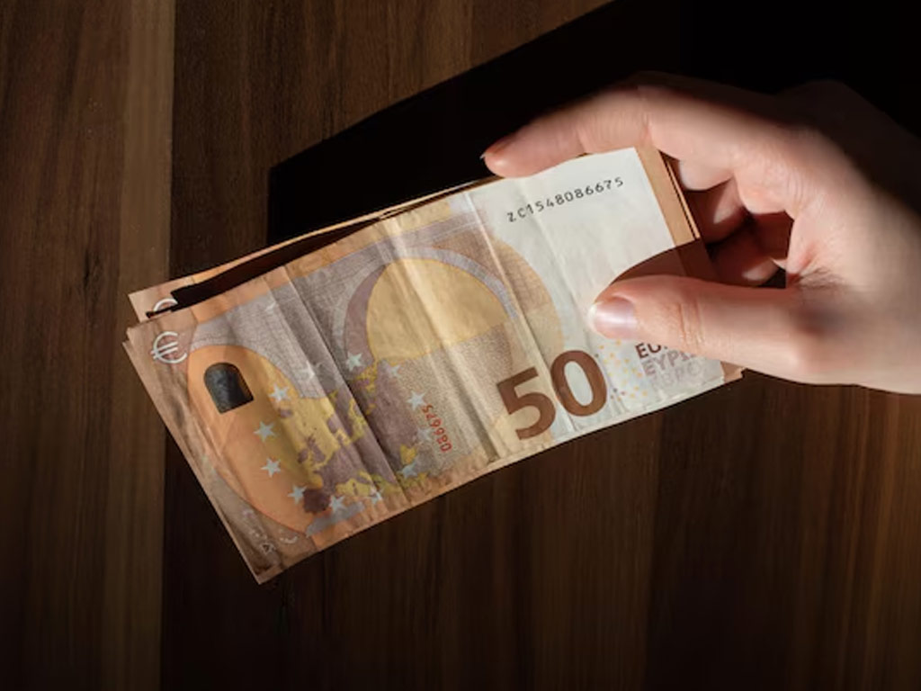 Πώς σύμβουλος σχολείων υπεξαίρεσε 400.000€ που προορίζονταν για τους μαθητές