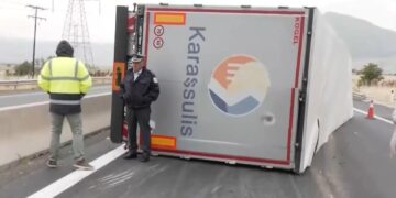 Κοζάνη: Ανατράπηκε νταλίκα στην Εγνατία οδό στο ρεύμα προς Θεσσαλονίκη – Κυκλοφοριακές ρυθμίσεις