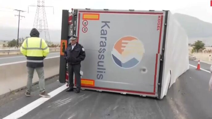 Κοζάνη: Ανατράπηκε νταλίκα στην Εγνατία οδό στο ρεύμα προς Θεσσαλονίκη – Κυκλοφοριακές ρυθμίσεις