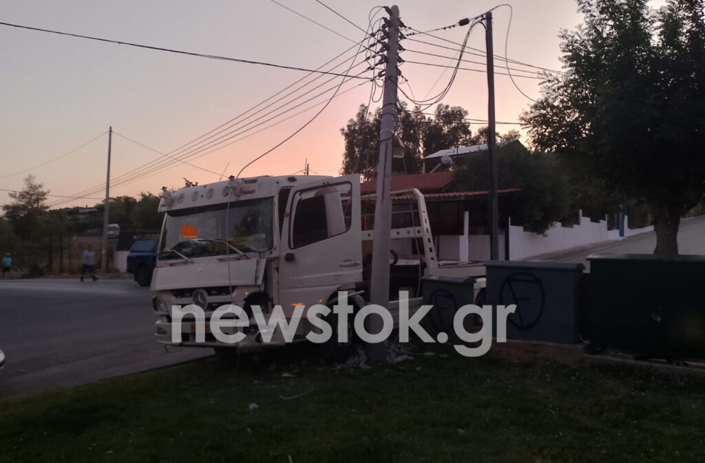Περιστέρι: Αναστάτωση από ακυβέρνητο φορτηγό - Έπεσε σε κολόνα δίπλα σε παιδική χαρά