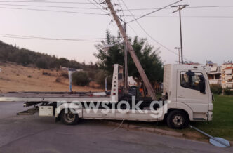 Περιστέρι: Αναστάτωση από ακυβέρνητο φορτηγό - Έπεσε σε κολόνα δίπλα σε παιδική χαρά