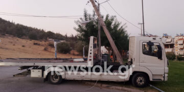 Περιστέρι: Αναστάτωση από ακυβέρνητο φορτηγό - Έπεσε σε κολόνα δίπλα σε παιδική χαρά