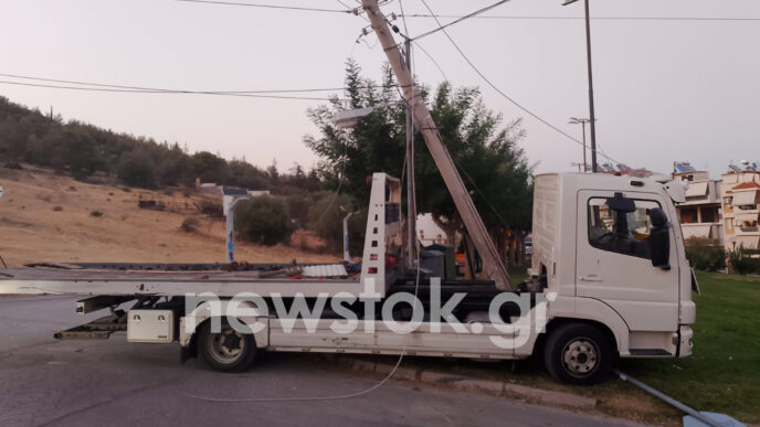 Περιστέρι: Αναστάτωση από ακυβέρνητο φορτηγό - Έπεσε σε κολόνα δίπλα σε παιδική χαρά
