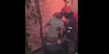 Δραματική διάσωση ηλικιωμένου σε αμαξίδιο από φλεγόμενο σπίτι