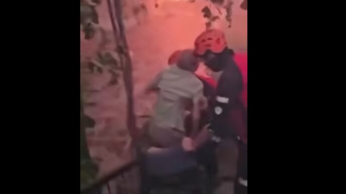 Δραματική διάσωση ηλικιωμένου σε αμαξίδιο από φλεγόμενο σπίτι