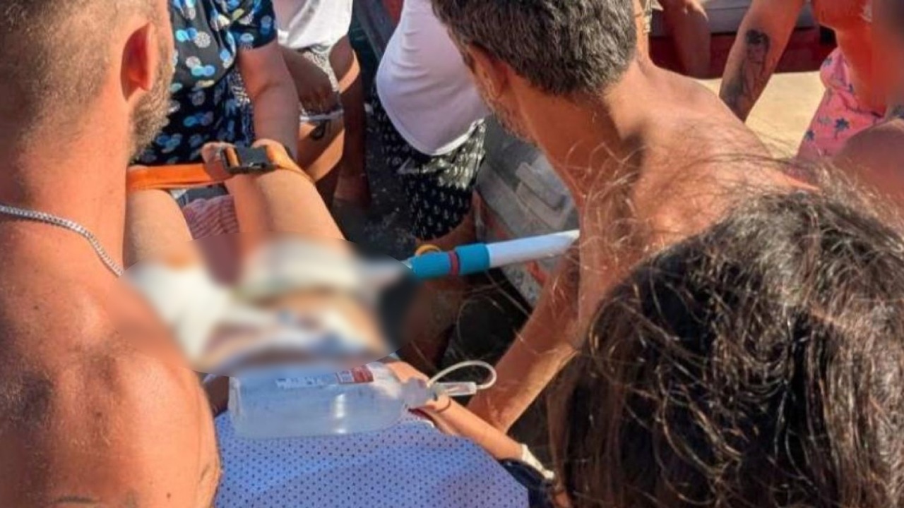 Δονούσα: Ομπρέλα «καρφώθηκε» σε τουρίστρια – Η οδύσσεια της διάσωσης και ο ήρωας με το ταχύπλοο