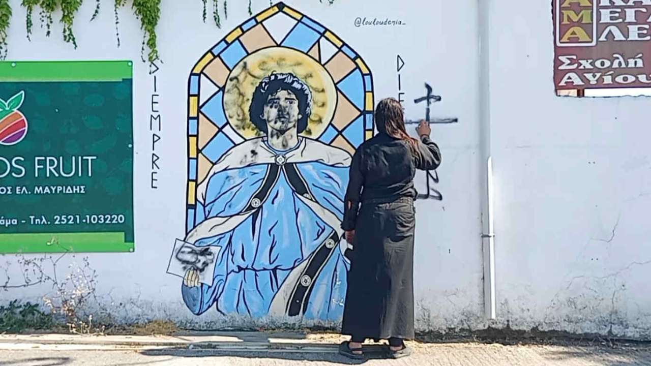 Δράμα: Βανδαλισμός της τοιχογραφίας του «Αγίου»     Ντιέγκο Μαραντόνα[φωτο]